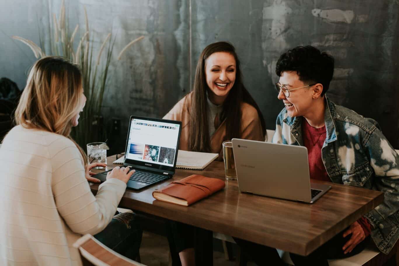 Menschen, die an Computern arbeiten