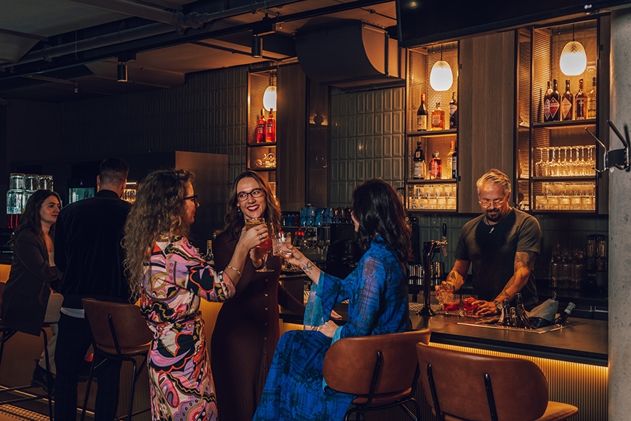 Foto der Bar mit mehreren Gästen, die etwas trinken